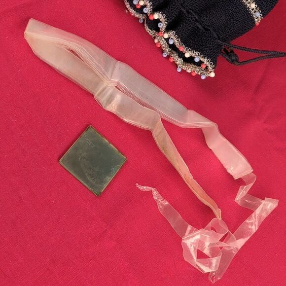 Vintage 40s or 50s Beaded, Crocheted  Handbag, With Authentic Era Accessories - Picture 14 of 15